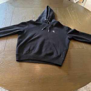 Svart ck hoodie - lite nopprig.