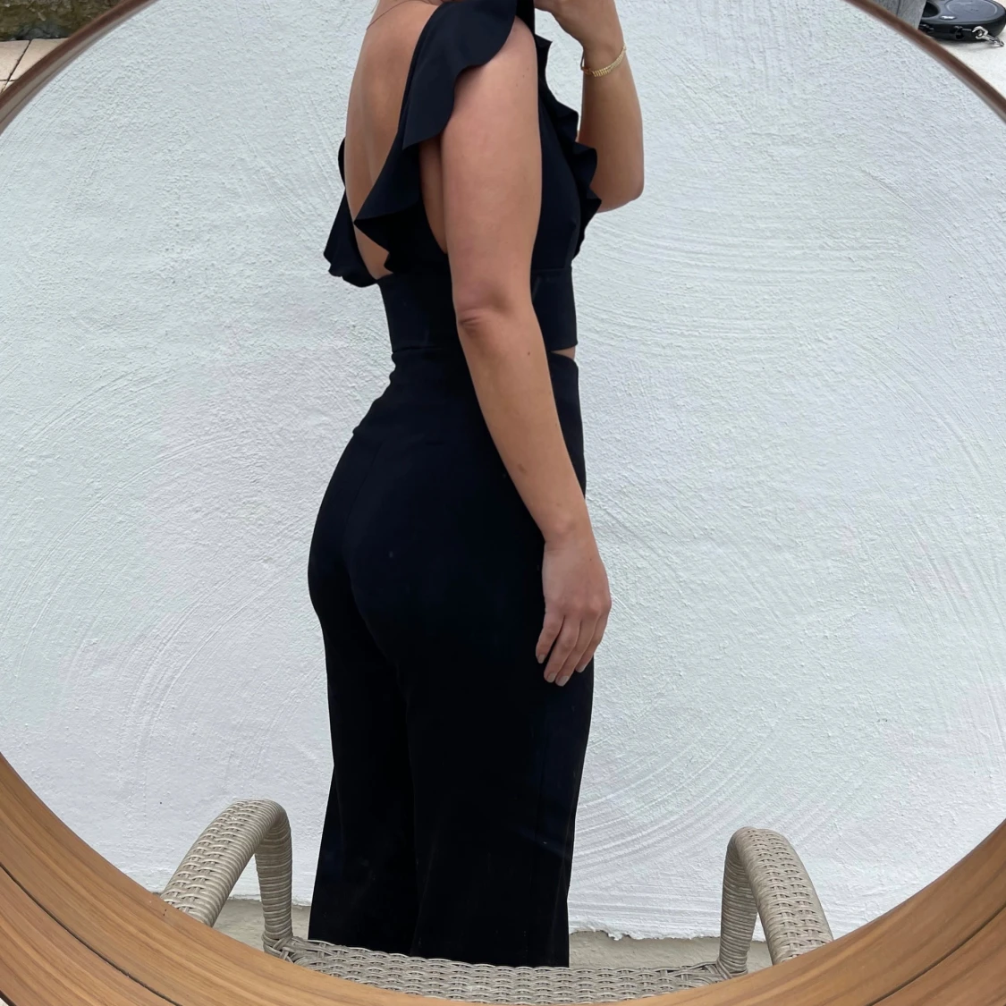 Svart croppad topp med volangdetaljer - 91