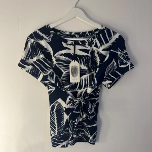 Tröja med knyte - Fin tröja med knyte i midijan. Tröjan är helt ny med prislapp kvar och är i storlek XS. Nypris: 299kr