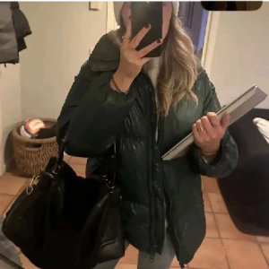 Grön glansig jacka - Super snygg perfekt för vintern