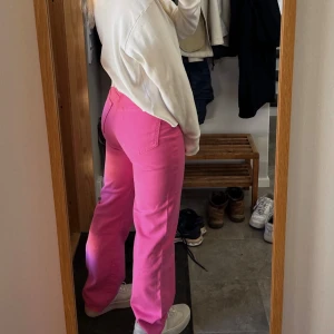 Rosa Jeans  - Rosa jeans i superskick! Säljer pga för små. Innerbenslängd 80cm, midja 28. 💗