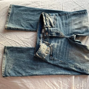 Low waisted bootcut jeans  - Fina low waisted bootcut jeans från h&m, säljer då dom inte komemr till användning 💕💕