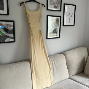 Ljusgul maxiklänning från Chiquelle - Säljer en ljusgul klänning från Chiquelle💛 Går att knyta i sidorna och har slits.