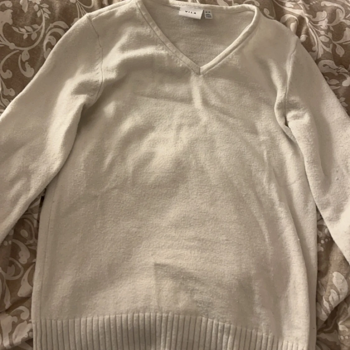 Vit stickad med V ringning - 90