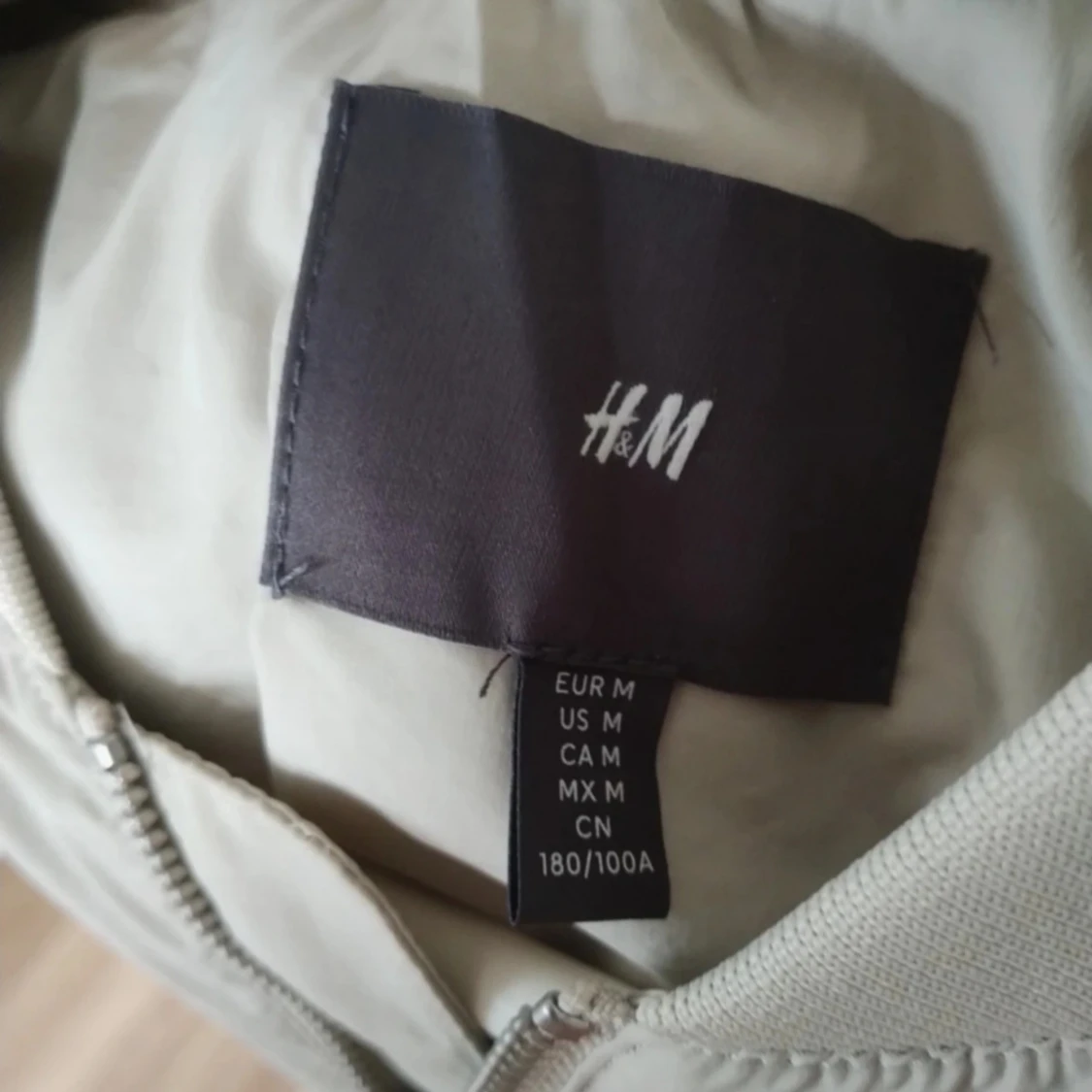 Beige bomberjacka från H&M - 90