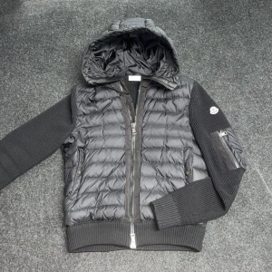 Moncler cardigan - I toppskick - Hör av dig vid fler frågor🙌