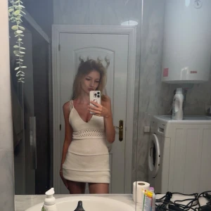 Klänning  - Säljer denna superfina klänning som jag haft i 4 år. det finns inga tydliga defekter🤗💓det saknas lapp och därav vet jag inte märke eller storlek, men skulle gissa på att den är från H&M och den passar mig som vanligtvis har storlek xs och s🤗