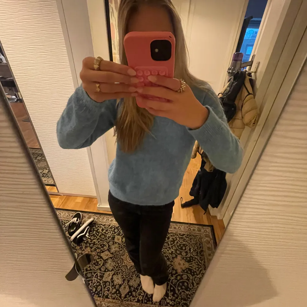 Säljer denna jättefina blåa stickade tjocktröjan från Zara i storlek S. Väldigt fint skick. 22% alpacka. Skriv för fler bilder eller frågor!!🩵🩵. Tröjor & Koftor.