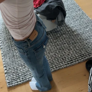 Blåa low whist boot cut jeans  -  Storlek 140 med passa även 146 , Jättefina och har tvättat två gånger, Så bra skick, Säljer för de är för små och inte kommer till, Gina Young, 