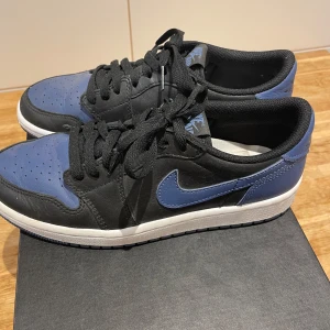 Jordan 1 low OG blue/black - Säljer mina gamla Jordan 1 i bra skick för 1000kr eller bud. De är använda ett fåtal gånger vilket inte syns. Frakt ca 69 kr