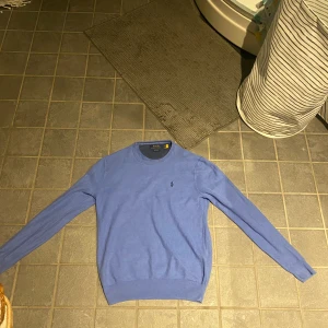 Stickad Ralph Lauren Tröja - Säljer denna blåa stickade ralph lauren tröja. Skick 10/10, knappt använd. Hör av er om ni har några frågor!