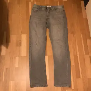 Grå Jack & Jones jeans, passformen är chris/relaxed. De är i jättebra skick. Hör av er om frågor uppstår!