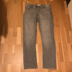 Jack & Jones jeans (chris) - Grå Jack & Jones jeans, passformen är chris/relaxed. De är i jättebra skick. Hör av er om frågor uppstår!