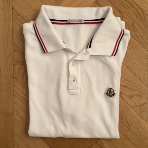 Vit pikétröja från Moncler - Säljer en snygg vit pikétröja från Moncler | Storlek: S | Pikén är köpt på NK för några år sen och har inte användts så mycket | Skicket är bra utan några defekter | Nypris 2500 kr 