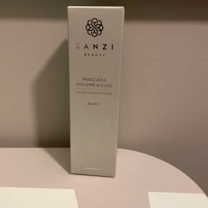Sanzi Beauty Mascara Volume & Curl - Sanzi Beauty Mascara Volume & Curl i svart färg ger volym och böj till dina fransar. Berikad med vitaminer och peptider för att vårda och stärka fransarna. Perfekt för en dramatisk look.