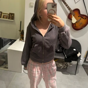 Grå hoodie med dragkedja! - Säljer en stilren grå hoodie med dragkedja och huva. Passar bra till både jeans och mjukisbyxor💕