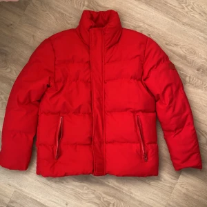 Röd dunjacka från LTB - Cute red pufferjacket from LTB. The size is M, but perfect for using as an oversize jacket, as I am size S myself. Used a few times, discount can be offered ❤️