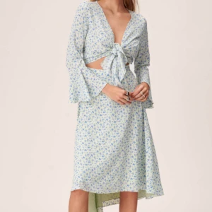 Klänning från Adoore  - Säljer denna adooreklänning då den är för liten. Köptes 2024 och är oanvänd med alla lappar kvar. Köpt för 1 495kr men säljer för 800kr🩵