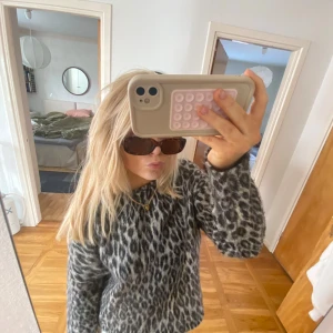 Grå leopardmönstrad tröja Zara - Säljer en snygg grå tröja med leopardmönster. Tröjan har långa ärmar och en bekväm passform, perfekt för en trendig look. Den är gjord i ett mjukt material som känns skönt mot huden. Perfekt för dig som vill sticka ut lite extra!