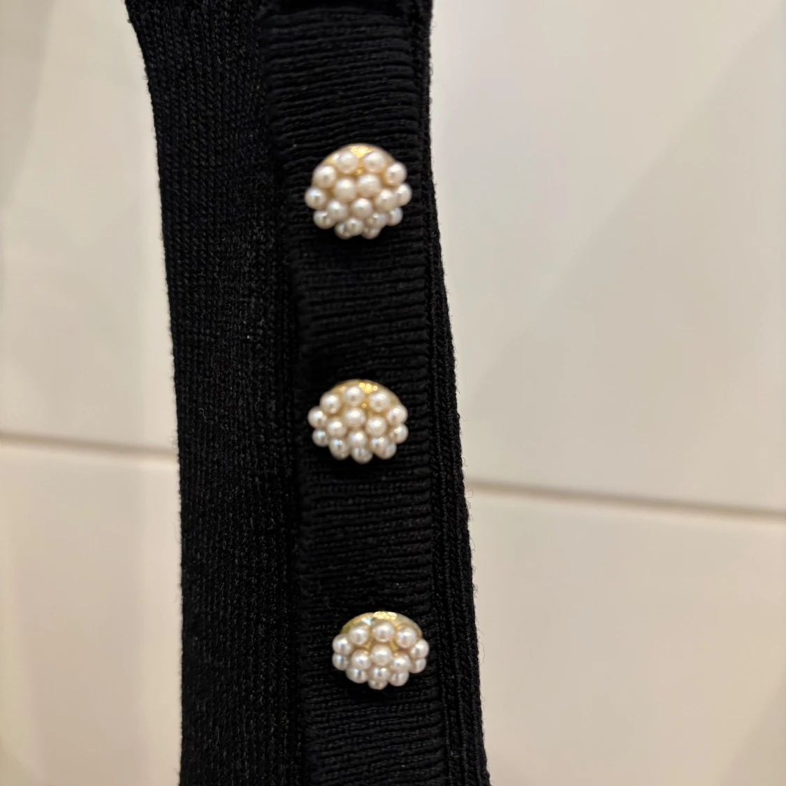 Långärmad tröja med knappar och snygga detaljer  - 3