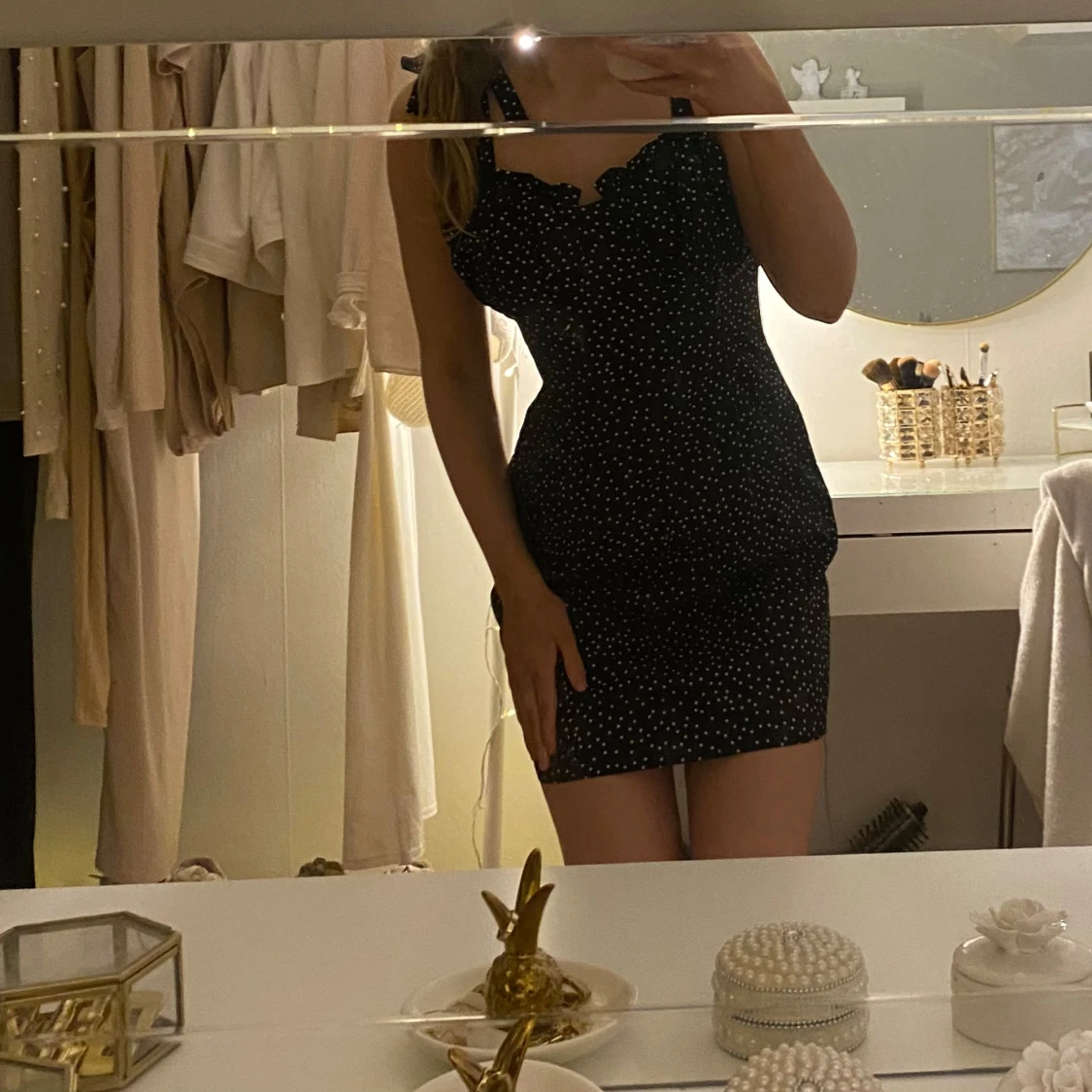 Svart prickig klänning