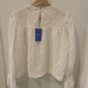 Vit blus - Fin vit blus, köpt på sellpy för ett tag sen men aldrig använd ❣️❣️