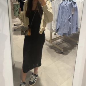 Svart lång klänning med slits på vänster sida  - Snygg svart klänning. Använd ett par gånger men är fortfarande i bra skick. Storlek XS. 