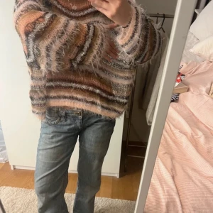 Stickad tröja - tunn stickad tröja i snygga färger! Lite slitage förekommer. hör av er för fler eller tydligare bilder💕