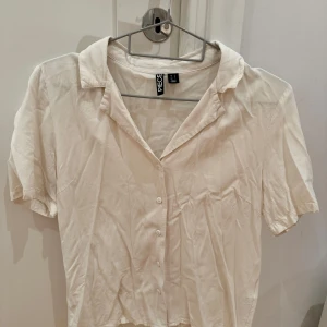 cremevit blus med knäppning - säljer en cremevit kortärmad blus/skjorta från pieces
