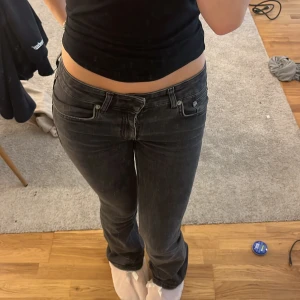 Svarta jeans med bootcut - Snygga svarta jeans med bootcut och låg midja. Jeansen är från lager 157 och o storlek xs, köpta för 500kr och säljer nu för 250kr i ny skick!💞