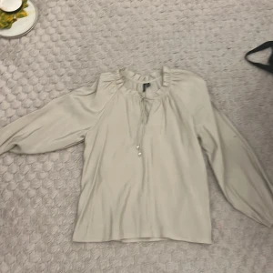  Beige blus från vero moda -  En snygg beige blus från vero  Moda. Passar perfekt för en uppklädd lock.