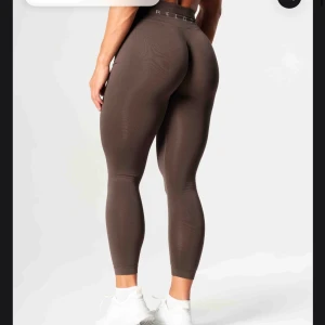 Bruna leggings - Snygga bruna leggings med tight passform. Perfekta för träning.