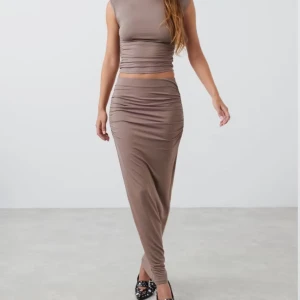 Beige tight långkjol med rynkdetaljer - Snygg beige tight långkjol från Gina Tricot med rynkdetaljer på sidorna. Aldrig använd!! 🍓