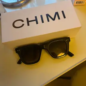 Snygga svarta solglasögon som liknar på chimis. De är helt slutsålda så säljer då för lite dyrare än vad jag köpte de för. Chimi boxen ingår ej.💕