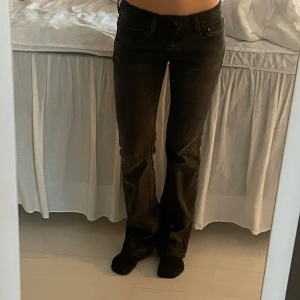 Svarta jeans från Levi's - Snygga svarta jeans från Levi's bootcutjeans 