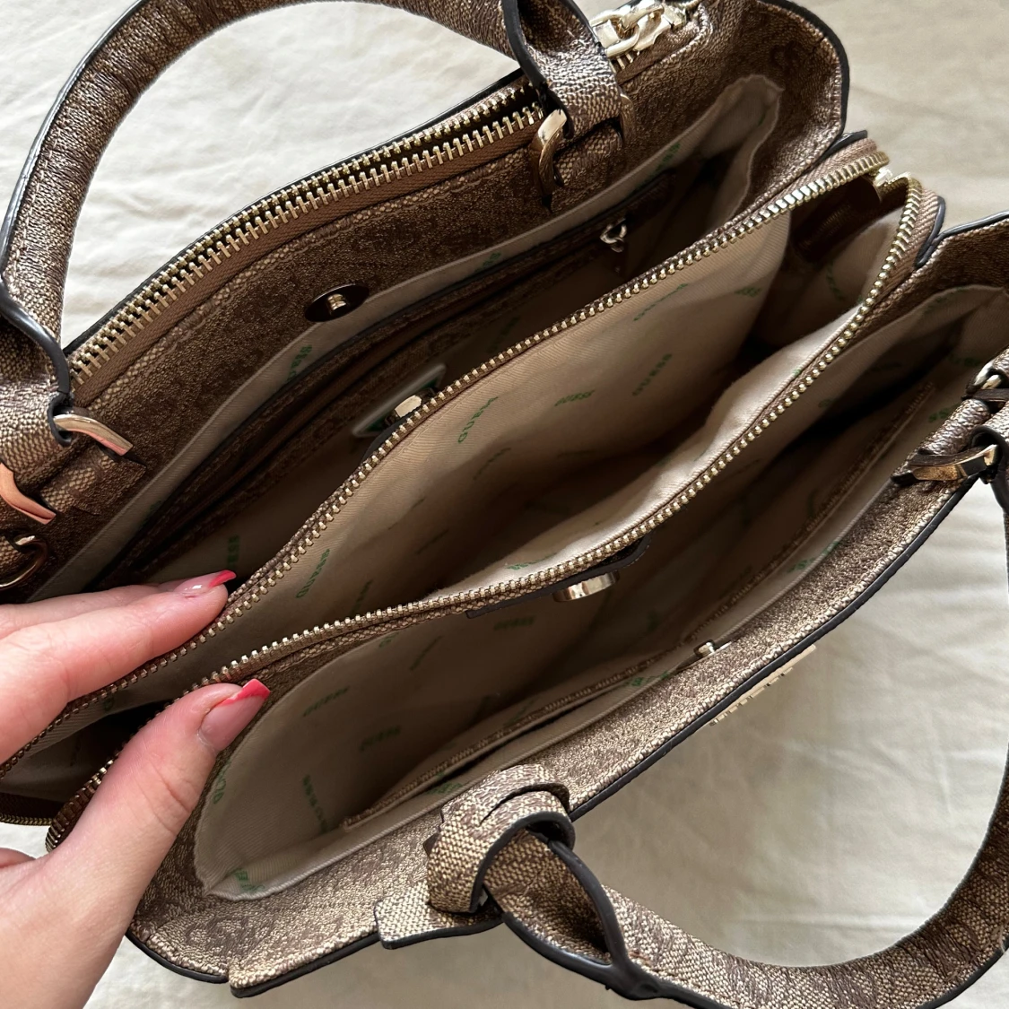 Brun handväska från Guess - 2