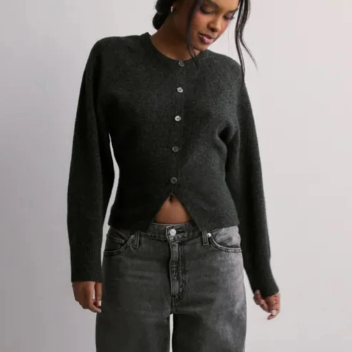 Mörkgrå kofta med knappar- Neo Noir