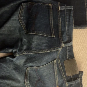 Mörkblå jeansbyxor - Mörkblå jeansbyxor som har blivit för korta för mig💗 Skriv om du har några frågor!