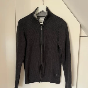 Grå kofta från Tom Tailor - Mörkgrå kofta/zip från Tom Tailor. I bra skick och storlek S men passar XS.