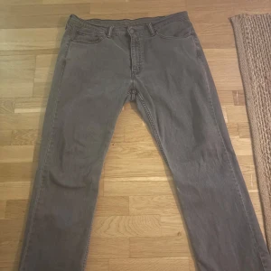 Grå Levis 514 jeans - Säljer ett par grå Levis 514 jeans. De har en klassisk straight passform och är perfekta för en avslappnad stil. Jeansen har fem fickor och en knappgylf. Storlek W38 L30 . Kontakta mig för frågor😃