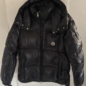 Moncler Maya - Moncler Maya, skick 8/10, inga hål eller skador, nypris 19 252 kr, mitt pris 5500 kr, men kan gå ner i pris vid snabb affär, tveka inte att höra av dig vid frågor & funderingar!