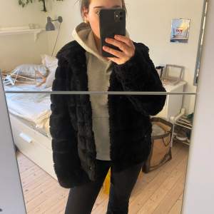 Säljer en snygg svart pälsjacka i fuskpäls från VILA. Det stolek 36. 100kr