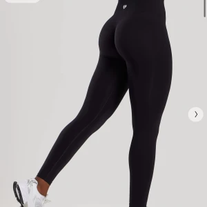 Svarta träningstights med scrunch - Lite noppriga i grenen men annars fina. Nypris: ca 600kr