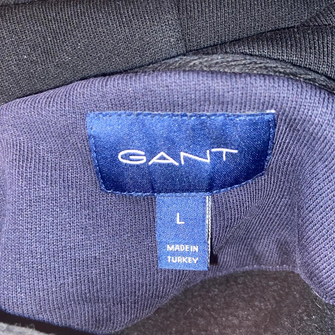 Svart hoodie från GANT - 2
