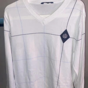 Henry Lloyd tröja  - Tjenare. Säljer nu min Henry Lloyd tröja för att den är alldeles för liten. Den är perfekt nu till våren men ett schysst mönster på. Kan få bättre bilder på fråga.