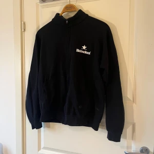 Heineken Zip upp - Svart zip upp tjocktröja köpt från Sellpy! Använder tyvärr inte längre därmed säljer vidare ☺️✨