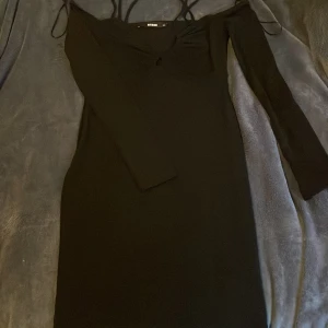 Svart klänning från BikBok - Snygg svart klänning från BikBok i storlek XS. Klänningen har långa ärmar och en stilren design som passar perfekt för olika tillfällen. Den är tillverkad i ett mjukt och bekvämt material.