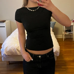 T-shirt med öppen rygg - T-Shirt med öppen rygg från weekday! Inga defekter. Supermjukt material och passar verkligen till allt. Säljer pga rensar min garderob💕