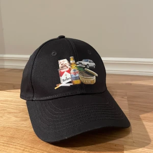 Svart keps men tryck - Jag säljer min svarta keps ellr raggar keps som jag kallar den för jag har tröttnat på den