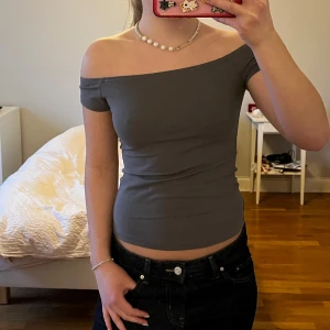 Off shoulder topp  - Off shoulder topp från weekday. Aldrig använd, endast testad, alltså precis som ny! Säljer pga rensar min garderob💕